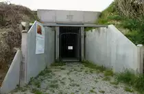 Freiburg-Opfingen, Eingang zum Sanit�tsbunker des Westwalls von 1940-41 in den H�geln des Tuniberges, ist ein Zeitzeuge f�r die Regionalgeschichte, Juni 2018