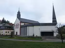 Billigheim, kath. Pfarrkirche St. Michael, erbaut im 12. Jahrhundert, moderne Erweiterung von 1971 bis 1975 (24.12.2018)