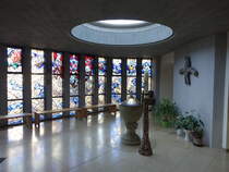 Dallau, Glasfenster und Taufstein in der kath. St. Maria Kirche (24.12.2018)
