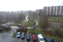 Hamburg am 13.3.2021: Stimmung an einem Regentag in einer Wohnanlage mit Park im Osten Hamburgs /