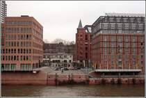 Gegenstze bieten sich dem Betrachter, wenn er von der Elbe her zwischen den neuen bzw. renovierten Gebuden in Altona einen Blick hindurchwerfen kann. Aufnahmedatum: 29.03.2006