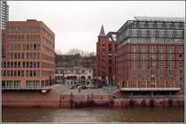 Gegens�tze bieten sich dem Betrachter, wenn er von der Elbe her zwischen den neuen bzw. renovierten Geb�uden in Altona einen Blick hindurchwerfen kann. Aufnahmedatum: 29.03.2006