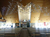 Schluchsee, Innenraum der kath. Pfarrkirche St. Nikolaus, Ausstattung von Helmut Lutz (25.12.2018)