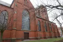 Hamburg am 20.3.2021: die S�dfassade der unter Denkmalschutz stehenden 1900 er�ffneten r�misch-katholischen Pfarrkirche St. Sophien / die Kirche steht im Stadtteil Barmbek-S�d und ist der Sophia von Rom geweiht  / sie wurde vom Reeder Wilhelm Anton Riedemann gestiftet / 1943 b��te sie bei einem Bombenangriff u.a. ihren 16 Meter hohen Turmhelm ein / 1951 erhielt der Turm ein Flachdach /
