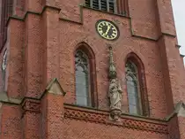 Hamburg am 20.3.2021: Turmuhr und Figur der Schutzpatronin Sophia von Rom am Portal der unter Denkmalschutz stehenden 1900 er�ffneten r�misch-katholischen Pfarrkirche St. Sophien / die Kirche steht im Stadtteil Barmbek-S�d und ist der Sophia von Rom geweiht, sie gilt als Schutzpatronin gegen sp�te Fr�ste, bekannt als „Kalte Sophie“ w�hrend der Eisheiligen /