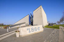 Das Historiecenter Dybbl Banke (deutsch: Geschichtszentrum Dppeler Anhhe) ist ein Museum und ein Geschichtspark an den Dppeler Schanzen in der Nhe der dnischen Stadt Snderborg (Sonderburg). Es dokumentiert die Vorgeschichte, den Verlauf und die Auswirkungen des Deutsch-Dnischen Krieges von 1864 und insbesondere von dessen Entscheidungsschlacht, bei der am 18. April 1864 preuische Truppen die Dppeler Schanzen einnahmen, wodurch der Krieg zugunsten Preuens und sterreichs entschieden wurde. Aufnahme: 20. Mai 2021.