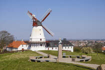 Die Dppeler Mhle (dnisch: Dybbl Mlle) ist eine 1744 gebaute und nach wiederholten Zerstrungen mehrfach wiedererrichtete Hollnderwindmhle an den Dppeler Schanzen in der Nhe der dnischen Stadt Snderborg (deutsch: Sonderburg). Wegen ihrer strategischen Bedeutung in zwei Kriegen und ihrer Rolle in der wechselvollen Geschichte Nordschleswigs gilt sie als dnisches Nationalsymbol. Aufnahme: 20. April 2021.