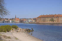 Snderborg Slot (Schlo Sonderburg) von Sundewitt aus gesehen. Im vordergrund ist der Alsensund zu sehen. Aufnahme: 20. April 2021.