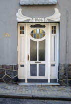 Eingangstr im Jugendstil. Helgolandsgade 37B in Snderborg (deutsch: Sonderburg) in Nordschleswig. Aufnahme: 20. April 2021.