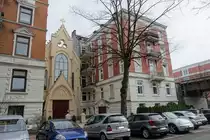 Hamburg am 21.3.2021: stehengebliebenes Wohnhaus im Stadtteil Uhlenhorst, dazwischen, etwas zur�ckgesetzt, ein Kirchenbau /