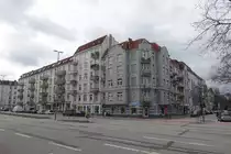 Hamburg am 7.3.2021: Hausensemble in im Stadtteil Winterhude, Barmbeker Stra�e Ecke Gertigstra�e, rechts in der Stra�e ist ein Hochbunker zu sehen (siehe ID 90066), der nicht abgerissen wurde, sondern u.a. einer Wohnnutzung zugef�hrt wurde, an seiner Frontseite wurde ein Wandbild aufgebracht /