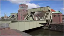 Bremerhaven. Die Klappbr�cken �ber den kurzen Verbindungskanal zwischen dem Alten und dem Neuen Hafen wurden vor rund 90 Jahren erbaut und stehen inzwischen mitsamt ihrer Maschinenh�user unter Denkmalschutz. 24.04.2021