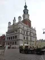 Poznan / Posen, Rathaus am Stary Rynek, erbaut von 1550 bis 1560 durch Giovanni Battista Quadro, die prachtvolle Fassade schm�cken eine dreigeschossige Loggia mit Arkadeng�ngen und eine hohe Attika mit Bildnissen der polnischen K�nige (12.06.2021)