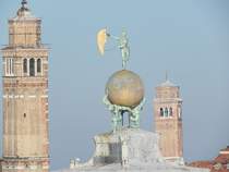 Dogana da Mar am 26.10.2014. Das ehemalige Zollamt der Republik Venedig, im 17. Jahrhundert erbaut, liegt an der Spitze des Stadtteils Dorsoduro. Der Turm des Gebudes hat auf seinem Dach einen vergoldeter Globus, der von zwei Atlanten gesttzt wird.