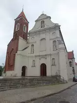 Gniezno / Gnesen, Franziskanerkirche, einschiffige Klosterkirche aus dem 13. Jahrhundert, Fassade von 1613, neugotischer Umbau von 1930 bis 1932 (12.06.2021)
