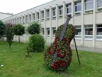 Inowrocław / Hohensalza, Instrument aus Blumen vor der Bibliothek Jana Kasprowicza (12.06.2021)