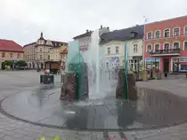Inowrocław / Hohensalza, Brunnen und Geb�ude am Rynek Platz (12.06.2021)