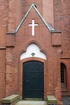 Hamburg am 28.3.2021: Blankeneser Kirche am Marktplatz im Stadtteil Blankenese – Nebeneingang  / evangelisch-lutherisch / Backsteinbau im neugotischen Stil / erbaut 1895/96 nach Plnen des Schleswiger Dombaumeisters Ernst Ehrhardt / Turmhhe: 58 Meter /