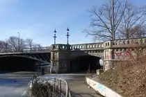 Hamburg am 14.2.2021: Blick auf die Schwanenwikbr�cke vom Eilbekkanal mit dem Fu�g�ngertunnel zur Alster /