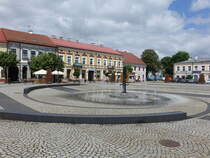 Sieradz, Brunnen und Gebude am Hauptplatz Rynek (13.06.2021)