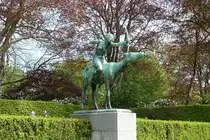Hamburg, Stadtpark, Dianagarten am 10.5.2021: Bronzeplastik „Diana auf der Hirschkuh“ von Georg Wrba, Modell von 1899, Bronzeguss von 1918 /