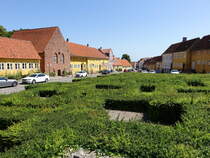 Kalundborg, Parterre Garten in der Adelgade, gestaltet 1953 durch den dnischen Gartenarchitekten C. Srensen, die Anlage ist mit einer Mischung aus Berberitze und immergrnen Liguster im geometrischen Muster bepflanzt (17.07.2021)
