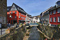 Bad Mnstereifel - oft fotografiert, das Printenhaus, Werther Strasse und der Erftlauf am 14.02.2021. Jetzt nach dem brutalen Hochwasser am 14.06.21 Brcken und Mauern weggerissen, Huser beschdigt und voll Wasser - Chaos. Es wird lange dauern und viel Energie kosten, um das wieder aufzubauen. Ich hoffe fr die Mnstereifeler, die Aufbauhilfe wird auch so sprudeln, wie die warmen Worte der Politiker. 