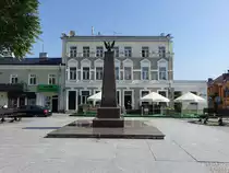 Chelm, Denkmal und Geb�ude am Plac Dr. E. Luczkowskiego (16.06.2021)