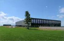 Carmen W�rth Forum mit Museum W�rth 2 - 

... in K�nzelsau-Gaisbach. Rechts im Vordergrund der gro�e Veranstaltungsraum, links kann man den zweiten hochragend Bauteil, das Museum erkennen. Davor befindet sich unter einem k�nstlichen H�gel der Kammermusiksaal, der somit �berhaupt nicht als Bauk�rper in Erscheinung tritt. Die Architektursprache ist bewusst einfach gehalten und korrespondiert mit den Industriebauten der Firma W�rth jenseits der Bundesstra�e auf der Ostseite des Forum-Gel�ndes.

29.07.2021 (M)