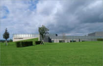 Carmen Wrth Forum mit dem Museum Wrth 2 -

... in Knzelsau-Gaisbach. 
Auf einer leicht nach Sden geneigten Anhhe entstand in zwei Bauabschnitten das Carmen Wrth Forum. Das Gelnde wurde modelliert und teilweise wird die Wiese ber Bauteile des Komplexes hinweggezogen. Als Baukrper ragen in der Hauptsache der groe Veranstaltungsraum (rechts im Hintergrund) und das Museum links hervor. Durch Absenkungen des Gelndes bzw. ber einen Lichthof oder Oberlicht werden andere Teile des Gebudes belichtet.
Geplant wurde das Forum von Chipperfield Architects, der 1. BA ging 2017, 2. BA mit dem Museum ging 2020 in Betrieb.

29.07.2021 (M)