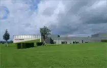 Carmen W�rth Forum mit dem Museum W�rth 2 -

... in K�nzelsau-Gaisbach. 
Auf einer leicht nach S�den geneigten Anh�he entstand in zwei Bauabschnitten das Carmen W�rth Forum. Das Gel�nde wurde modelliert und teilweise wird die Wiese �ber Bauteile des Komplexes hinweggezogen. Als Bauk�rper ragen in der Hauptsache der gro�e Veranstaltungsraum (rechts im Hintergrund) und das Museum links hervor. Durch Absenkungen des Gel�ndes bzw. �ber einen Lichthof oder Oberlicht werden andere Teile des Geb�udes belichtet.
Geplant wurde das Forum von Chipperfield Architects, der 1. BA ging 2017, 2. BA mit dem Museum ging 2020 in Betrieb.

29.07.2021 (M)