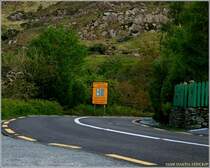  Attention/Achtung - Drive on left/Conduire a gauche/Links fahren . Diese Schilder sind allgegenwrtig an den Straen in Irland. Dass dieser Hinweis neben der englischen und gllischen Sprache auch in deutsch zu lesen ist, spricht fr sich.