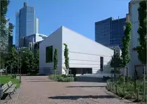 J�disches Museum - 

... in Frankfurt am Main. Fertigstellung: 2020, Staab Architekten (Berlin)

Blick von S�den auf den Erweiterungsbau (Lichtbau) des J�dischen Museums.

21.07.2021 (M)