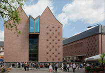 Historisches Museum Frankfurt - 

Fertigstellung: 2017, Architekten: Lederer, Ragnarsdttir, Oei (Stuttgart)

Blick von Westen auf die beiden Bauteile des Museums. Der Baustil lsst sich zeitlich nicht verordnen und hat dadurch vielleicht das Zeug 'zeitlos' zu werden. Links das eigentliche Ausstellungsgebude mit den zwei Giebel und dem verglasten Erker oben. Rechts das Eingangs- und Verwaltungsgebude. Beide Bauteile sind unter dem Platz miteinander verbunden. Dort findet sich die Garderobe und Toiletten, sowie ein Caf mit Auenbereich.
Whrend der Bauarbeiten wurde eine alte Hafermauer aus der Zeit der Staufer entdeckt, die Planungen mussten verndert werden, die alte Hafenmauer freigelegt und als zustzliche Attraktion integriert. 

21.05.2017 (M)