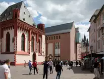 Historisches Museum Frankfurt - 

Fertigstellung: 2017, Architekten: Lederer, Ragnarsd�ttir, Oei (Stuttgart)

Blick vom R�merberg an der Nikolaikirche vorbei auf das neue Museum. Obwohl nicht historisierend passt sehr der Neubau sehr gut in die historische Situation ein. Der Vorg�ngerbau war ein moderne Sichtbetonbau aus dem Jahr 1971, ein typischer Vertreter seine Zeit. In Richtung Main schlie�en sich historische Altbauten an, die ebenfalls zum Museum geh�ren und von anderen Architekten ebenfalls neu gestaltet wurden.

21.05.2017 (M)