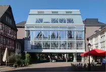 Glashaus -

Gegen�ber dem Neubau des Historischen Museums in Frankfurt steht dieser gl�serne Bau. Es handelt sich um einen 2017 fertiggestellten Umbau der Evangelischen Akademie am R�merberg. Geplant wurde der Umbau von Meixner Schl�ter Wendt Architekten aus Frankfurt.

21.07.2021 (M)