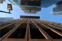 In den Hochhausschluchten - 

... von Frankfurt. Zwischen Japan Tower (im Bild unten) und Omiturm, geht der Blick von der Neuen Mainzer Stra�e nach oben. 

10.10.2018 (M)