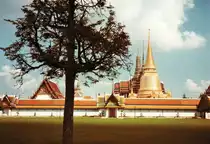 Bangkok, Wat Phra Kaeo, Blick vom Au�enhof. Fotografiert am 12. November 1984