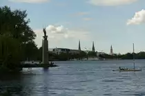 Hamburg am 24.5.2021: Blick vom Schwanenwik �ber die Au�enalster nach St. Georg, von links das Denkmal „Drei M�nner im Boot“, die Petrikirche, die Nikolaikirche und das Rathaus /