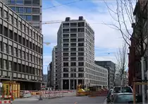 Europaallee Z�rich -

Links angeschnitten das Geb�ude auf dem Baufeld G, geplant vom Archeitekturteam Graber Pulver Architekten/Masswerk, fertig 2015.

In Bildmitte das Bauwerk von Caruso St John Architects (London) mit Vaquer Architekten (Z�rich). Auch dieser Komplex ist gemischt genutzt mit Gesch�ften und Gastronomie, sowie Mietwohnungen. Fertigstellung:2014.

12.03.2019 (M)