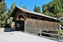 Susch im Unterengadin, “Punt d'En”, gedeckte Holzbrcke ber den Fluss Inn (Baujahr 1850) - 13.09.2019