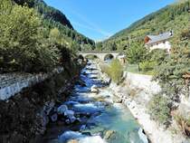 Susch im Unterengadin. Durch das Dorf fliesst die Susasca. Sie kommt vom Flelapass herunter und mndet in Susch in den Inn - 13.09.2019