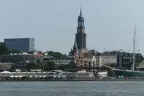 Hamburg am 16.7.2021: Blick von Steinwerder �ber die Elbe auf die Hauptkirche St. Michaelis  im Stadtteil St. Pauli  /