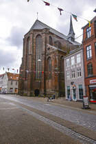 Der Dom zu Hadersleben (dnisch: Haderslev Domkirke), gilt als schnste gotische Kirche Dnemarks. Der 22 Meter hohe Chor wird durch vier Strebebgen gesttzt, dem einzigen erhaltenen gotischen Strebewerk des Landes. 1922 wurde die Kirche Bischofskirche des neu geschaffenen Bistums Hadersleben in Nordschleswig. Aufnahme: 5. Mai 2021.