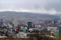 Blick vom K�ferberg �ber Z�rich -

In Bildmitte deutlich erkennbar das schwarze Wohnhochhaus des L�wenbr�u-Areals. Weiter links der welth�chste Getreidesilo der Swissmill an der Limmat. Rechts in Bildmitte die gro�en Baubl�cke des Entwicklungsgebietes 'Europaallee.' Dar�ber erkennbar eine Ecke des Z�richsees. Im Hintergrund lassen die Schauerwolken einen Ausschnitt auf die Alpen zu.

13.03.2019 (M)