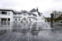 Das Folkehjem in Apenrade (dnisch: Aabenraa) wurde im Jahr 1900 gebaut. Es war ein Versammlungsort fr dnischgesinnte Brger, mit einer dnischen Bibliothek, einem Vortragssaal und einem Restaurant. Im Saal wurde am 17. November 1918 die sogenannte Aabenraa-Resolution verabschiedet und von H. P. Hanssen vor etwa 3.000 dnischgesinnten Nordschleswigern verlesen. Die Resolution machte die Mglichkeit deutlich, Nordschleswig wieder an Dnemark anzuschlieen.
Aufnahme: 4. Mai 2021.
