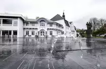 Das Folkehjem in Apenrade (d�nisch: Aabenraa) wurde im Jahr 1900 gebaut. Es war ein Versammlungsort f�r d�nischgesinnte B�rger, mit einer d�nischen Bibliothek, einem Vortragssaal und einem Restaurant. Im Saal wurde am 17. November 1918 die sogenannte Aabenraa-Resolution verabschiedet und von H. P. Hanssen vor etwa 3.000 d�nischgesinnten Nordschleswigern verlesen. Die Resolution machte die M�glichkeit deutlich, Nordschleswig wieder an D�nemark anzuschlie�en.
Aufnahme: 4. Mai 2021.