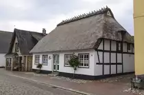 Reetdach- bzw. Fachwerkhaus am Hauptstra�e im Fischerort Maasholm an der Schlei (Angel - Kreis Schleswig-Flensburg). Aufnahme: 7. Juni 2021.