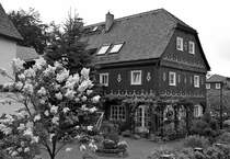 Schindelverkleidetes Umgebindehaus in Obercunnersdorf; Mai 2005.