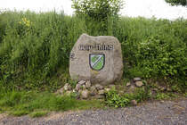 Findling am Guly-Thing bei Stoltebll in Angeln (Kreis Schleswig-Flensburg). Aufnahme: 7. Juni 2021.